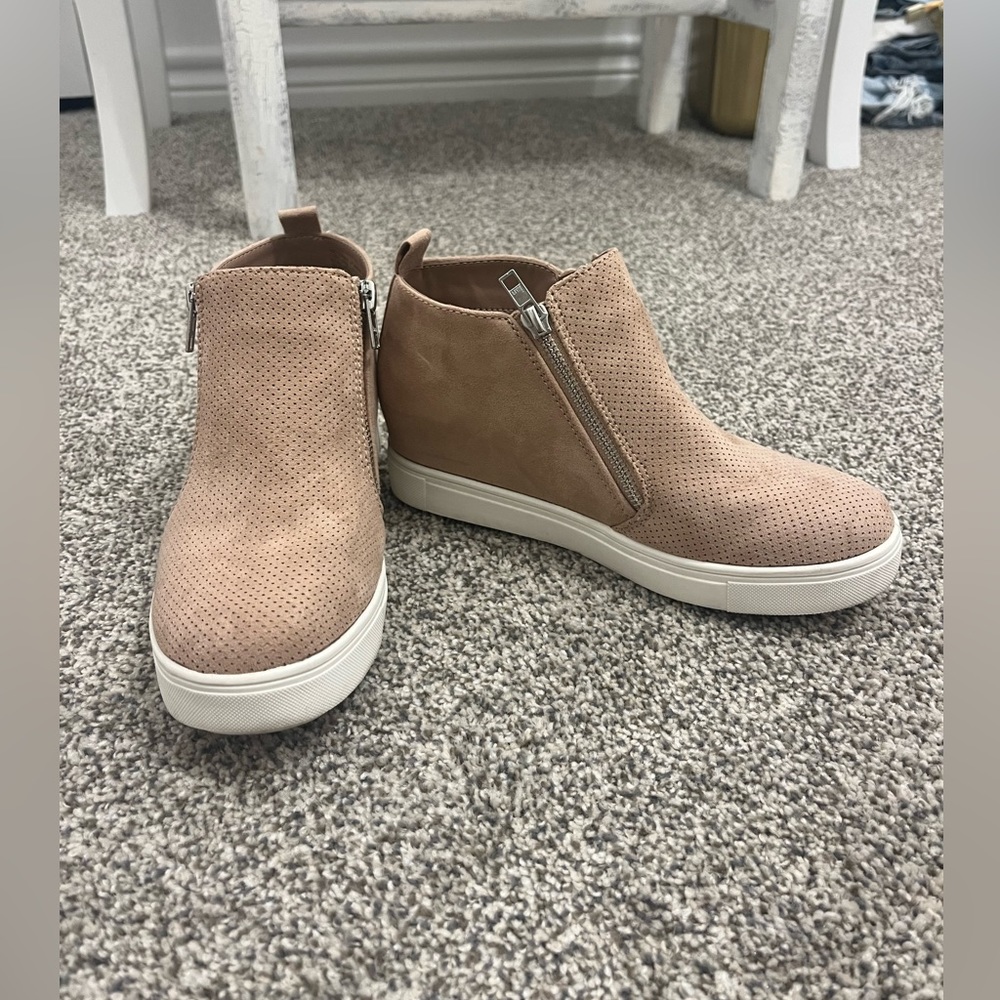 Light pink wedges